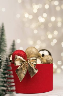 Noel arkaplanı, hediye kutusu ve arka planında altın bir fiyonk.