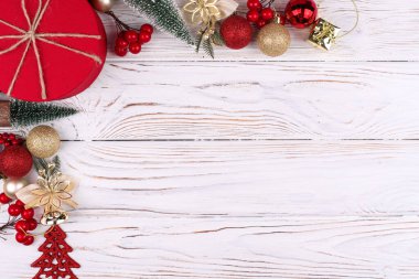 Kırmızı hediye kutusu olan beyaz Noel arkaplanı. Üst Manzara. Tatil tebrik kartları mı? Boşluğu Kopyala