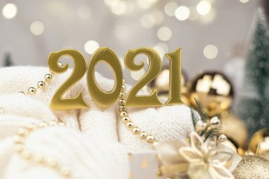 Altın Bokeh arka planında 2021 yılı numaraları. Yeni yıl havası, Noel, tebrik kartı, yeni yıl geçmişi.
