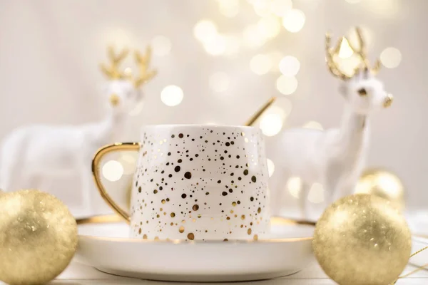 Красивая композиция с новым годом оленя и белый Кубок с золотым новогодним напитком. — стоковое фото
