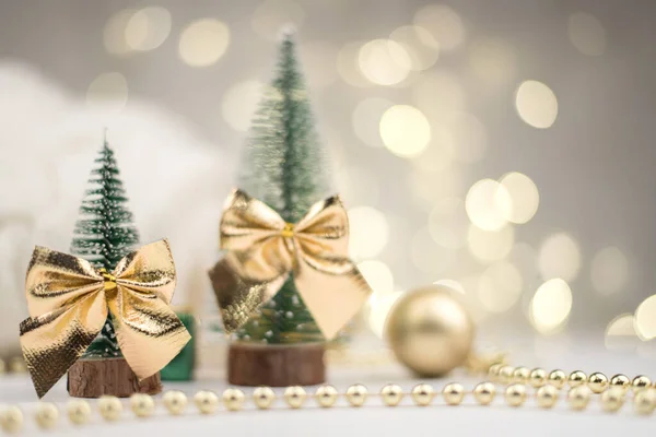 Pequeños árboles de Navidad decorados y regalos para el nuevo año en el fondo bokeh, el estado de ánimo del año nuevo 2021 — Foto de Stock