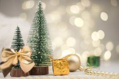 Süslü Noel ağaçları süslenmiş ve yeni yıl için hediyeler altın bokeh ışıkları, yeni yıl arkaplanı, yeni yıl havası 2021.