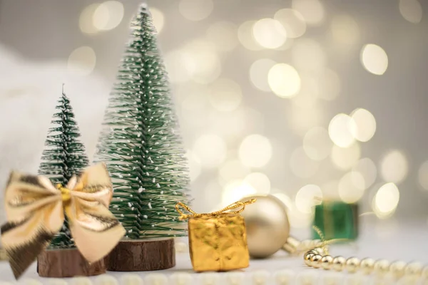 Süslü Noel ağaçları süslenmiş ve yeni yıl için hediyeler altın bokeh ışıkları, yeni yıl arkaplanı, yeni yıl havası 2021.