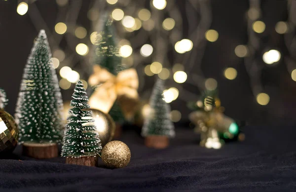 Decoratieve Kerstbomen Versierd Geschenken Voor Het Nieuwe Jaar Achtergrond Van — Stockfoto