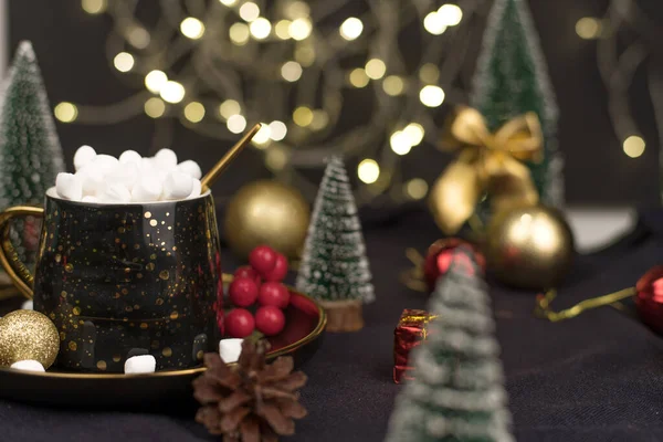 Dekorative Weihnachtsbäume Geschmückt Und Geschenke Für Das Neue Jahr Auf — Stockfoto