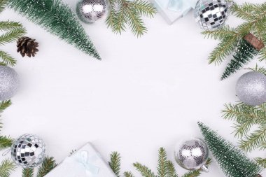 Beyaz arkaplandaki Noel süslerinin çerçevesi