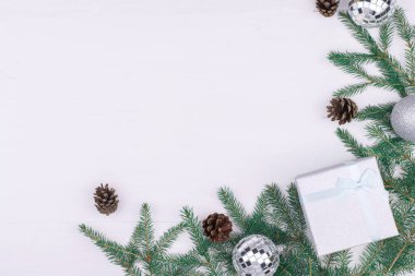 Beyaz arkaplandaki Noel süslerinin çerçevesi