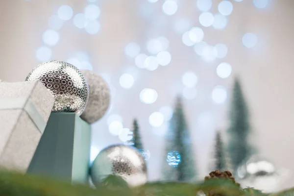 Zilveren Kerstballen Een Geschenkdoos Een Achtergrond Van Kerstbomen Blauwe Bokeh — Stockfoto