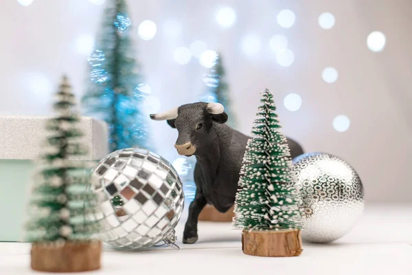 Dekorativní Býk Symbol Nového Roku Pozadí Vánočních Stromků Modrého Bokeh — Stock fotografie