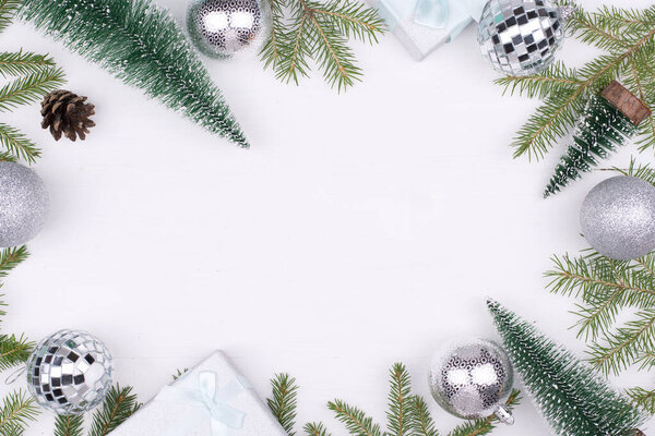 Каркас рождественских украшений на белом фоне