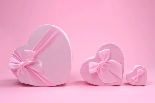 Rosa Herzförmiges Geschenk Mit Schleife Zum Valentinstag Auf Rosa Hintergrund — Stockfoto