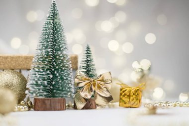 Noel özellikleri, Noel ağacı dekoru, Altın Bokeh 'in arka planında hediyeler, Yeni Yıl 2021.