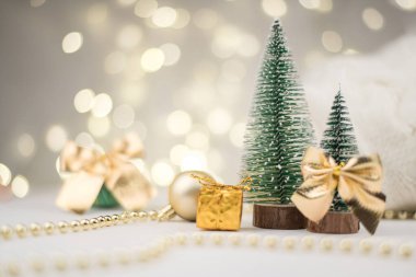 Süslü Noel ağaçları süslenmiş ve yeni yıl için hediyeler altın bokeh ışıkları, yeni yıl arkaplanı, yeni yıl havası 2021.