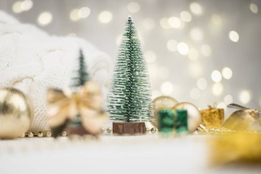 Süslü Noel ağaçları süslenmiş ve yeni yıl için hediyeler altın bokeh ışıkları, yeni yıl arkaplanı, yeni yıl havası 2021.