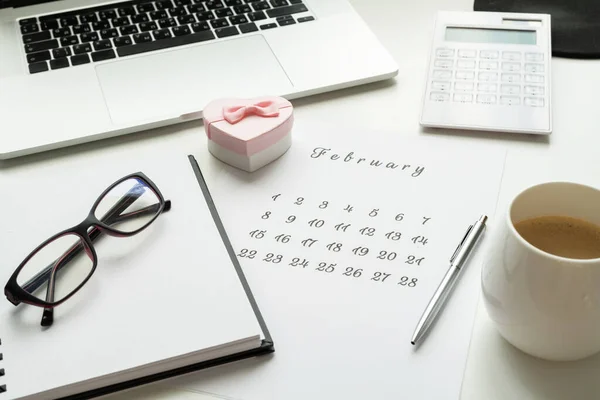 Febrero Calendario Espacio Trabajo Con Corazón Regalo Rosa Tarjeta San — Foto de Stock