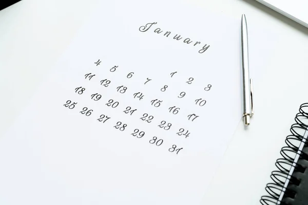 Calendario Febrero Con Lápiz Cepillado Sobre Escritorio Blanco — Foto de Stock