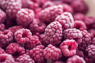 Olgun donmuş ahududu, yakın çekim makro fotoğraf, seçici odak, meyve arkaplan