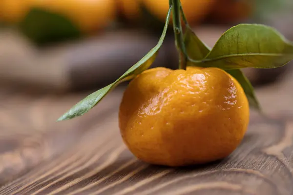 Giro Mandarina Primer Plano Sobre Fondo Madera Marrón Fruta Madura — Foto de Stock