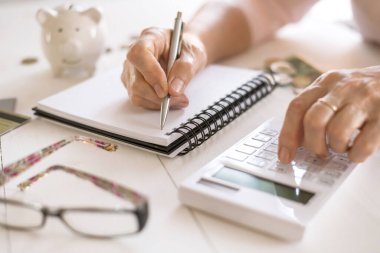 Yaşlı kadınların elleri harcamaları sayar, bütçe planlar emeklilik, tasarruf, yaşlılık...