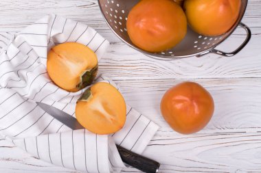 Ahşap zemin üzerinde lezzetli olgun hurma meyvesi.