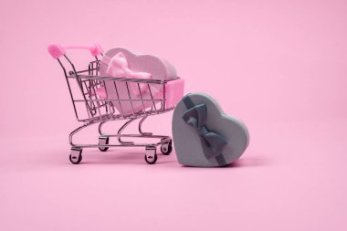 Sevgililer Günü için pembe, kalp şeklinde hediye. Pembe bir arka planda, minimalizm..