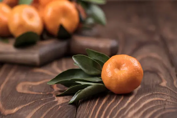 Giro Mandarina Primer Plano Sobre Fondo Madera Marrón Fruta Madura —  Fotos de Stock