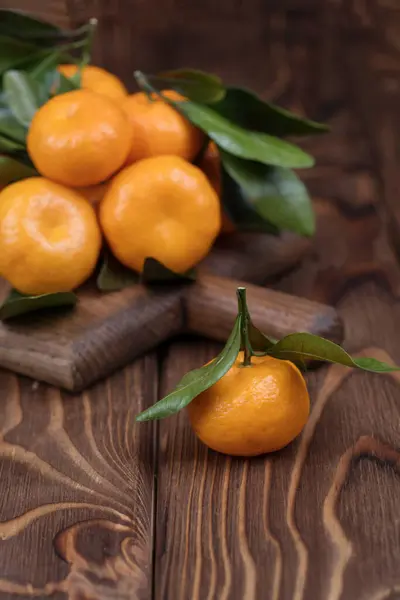 Otáčení Mandarinky Zblízka Hnědém Dřevěném Pozadí Zralé Ovoce — Stock fotografie
