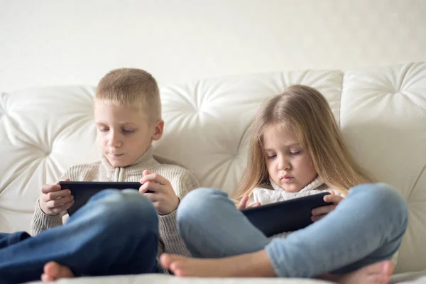 Dos Niños Pequeños Niño Niña Sosteniendo Tableta Viendo Dibujos Animados — Foto de Stock