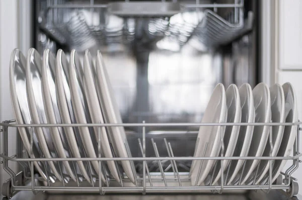 Білі Плоскі Пластини Великі Малі Завантажуються Посудомийну Машину — стокове фото