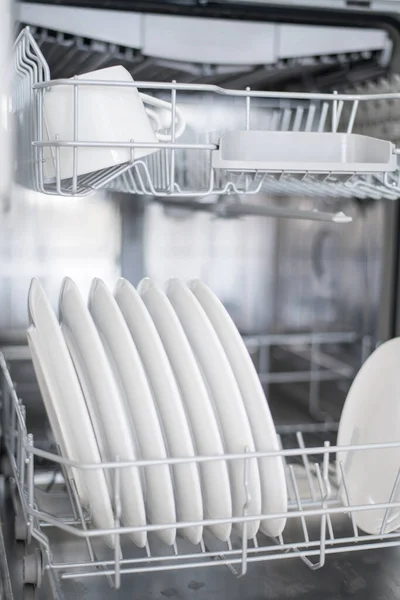 Білі Плоскі Пластини Великі Малі Завантажуються Посудомийну Машину — стокове фото