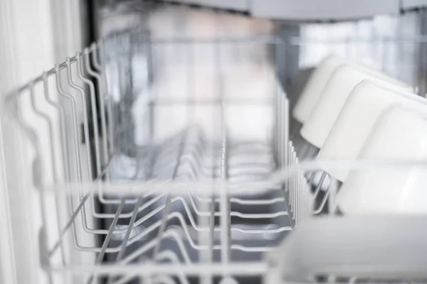 Великі Білі Чашки Посудомийній Машині — стокове фото