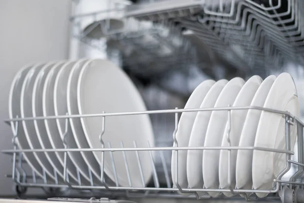 Weiße Flache Teller Groß Und Klein Werden Die Spülmaschine Geladen — Stockfoto