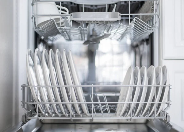 Белые Плоские Пластины Большие Маленькие Загружаются Посудомоечную Машину — стоковое фото
