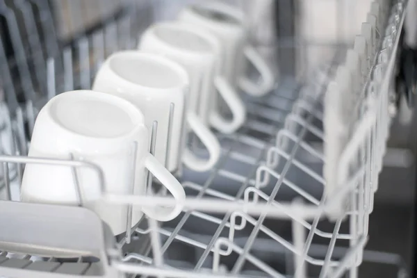 Великі Білі Чашки Посудомийній Машині — стокове фото