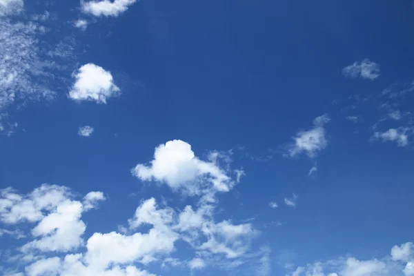 Weiße Wolken am blauen Himmel — Stockfoto