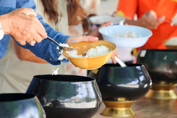 Die Menschen spenden Lebensmittel — Stockfoto