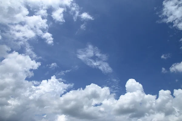 White clouds in a blue sky — Stock Photo, Image