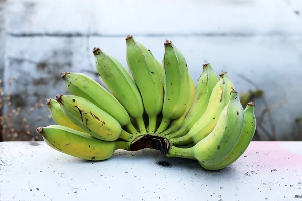 Banana se coloca en una tubería de hormigón —  Fotos de Stock