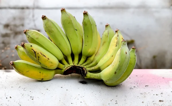 Banana se coloca en una tubería de hormigón —  Fotos de Stock