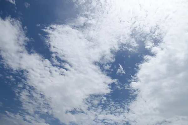 Nuvens brancas em um céu azul — Fotografia de Stock