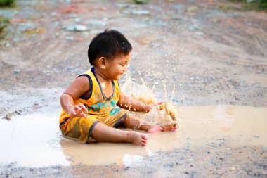 Göletlerde oturan çocuk 