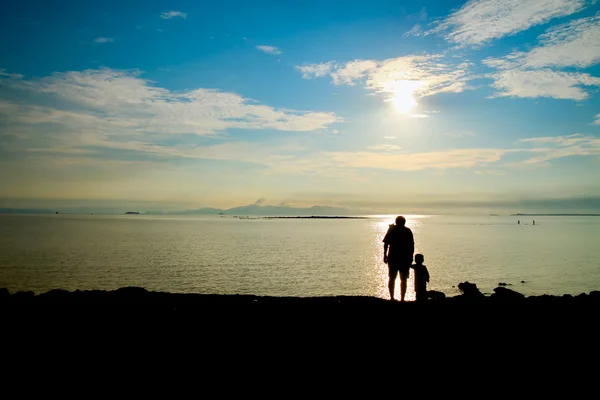 People and sunset above the sea — Stock Photo, Image