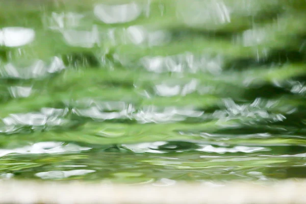 Suddig regn på vatten — Stockfoto