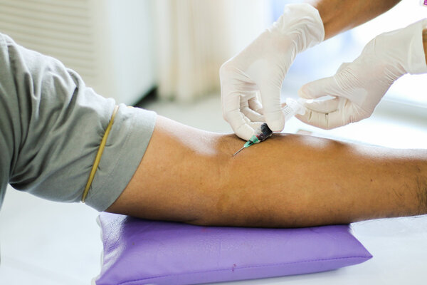 Медсестра собирает кровь
