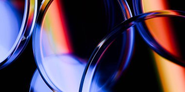 Parlak şeffaf geometrik cam elementler koyu siyah arka plan üzerinde parlak mor mavi neon parlaklığı ile bilim kurgu dijital sanat kapağı tasarımı 3D resimleme