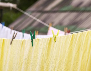 Çamaşır ipinde asılı renkli giysiler.