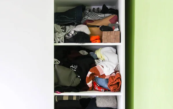家里的衣橱有不同的衣服 小空间组织 秩序和混乱的对比 垂直存储箱 — 图库照片