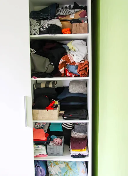 Home Garderobe Met Verschillende Kleren Kleine Ruimteorganisatie Het Contrast Tussen — Stockfoto