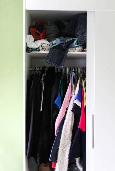 Home Garderobe Met Verschillende Kleren Kleine Ruimteorganisatie Het Contrast Tussen — Stockfoto