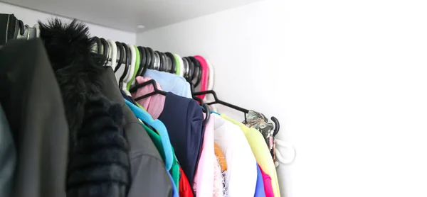 Des Vêtements Colorés Accrochés Des Cintres Garde Robe Maison Petite — Photo
